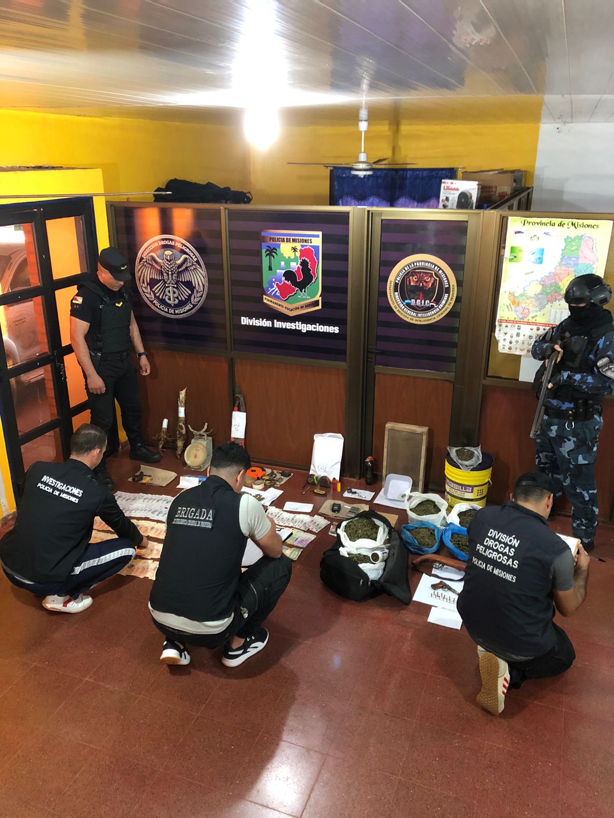 Allanaron un búnker de droga en San Vicente: incautaron marihuana, armas y detuvieron a un hombre